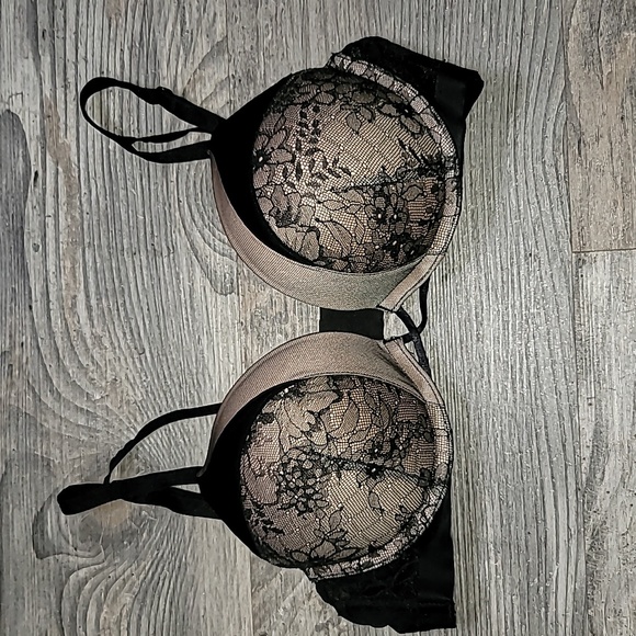 🔥 Victoria's Secret Bombshell Bra Lace & Strappy Detail 34B Pre-owned 🔥 - Picture 1 of 9